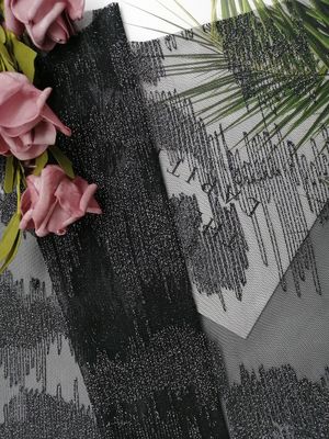 نسيج أسود لامع لوريكس هندسي مطرز بالفضة